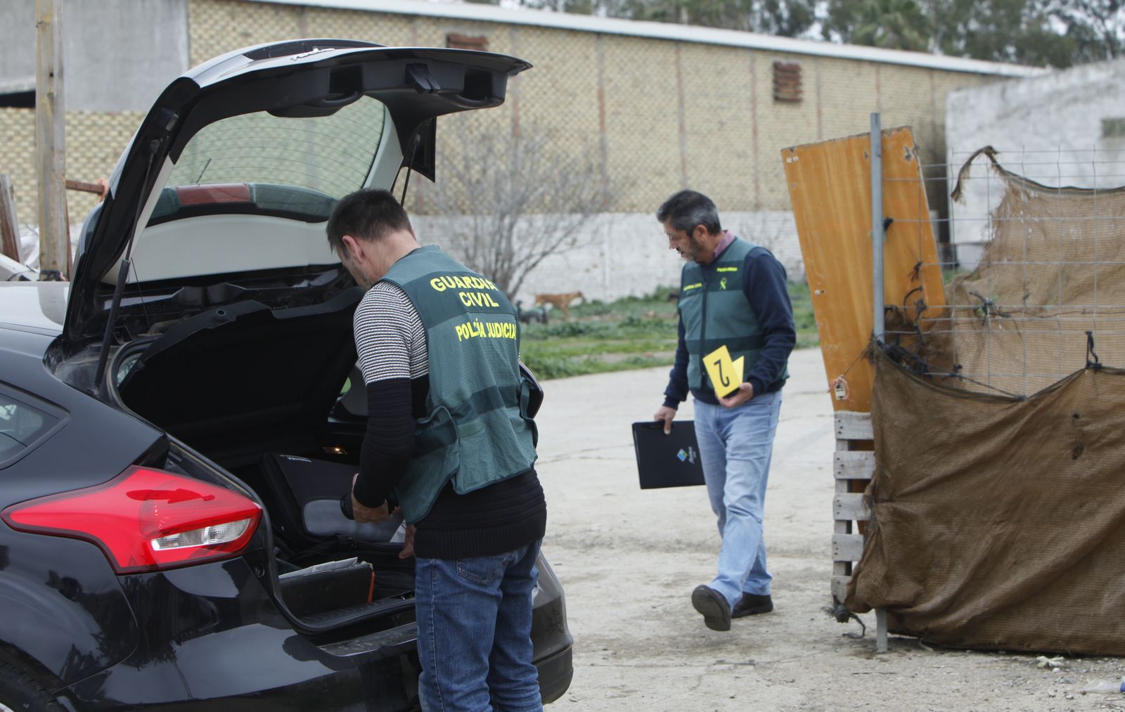 Dos guardias civiles investigan un hecho ocurrido en Los Palacios, en una imagen de archivo.