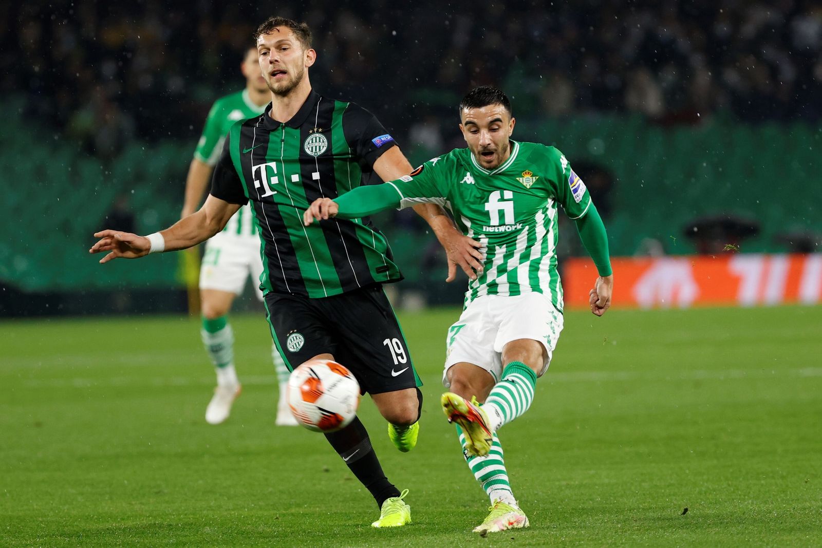 Robert pugna con el jugador del Ferencvaros Bálint Vécsei.