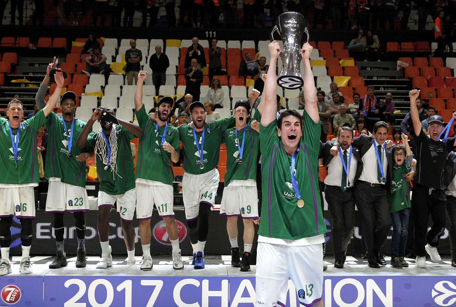 Carlos Suárez levanta el trofeo .