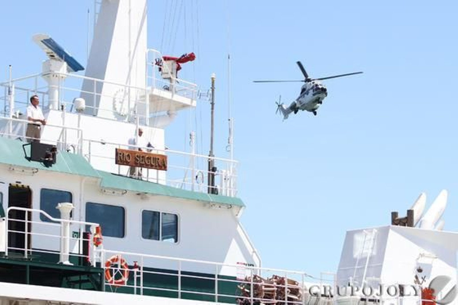 Don Juan Carlos muestra su apoyo a los pescadores y a la Guardia Civil por el trabajo que realizan./Fran Montes