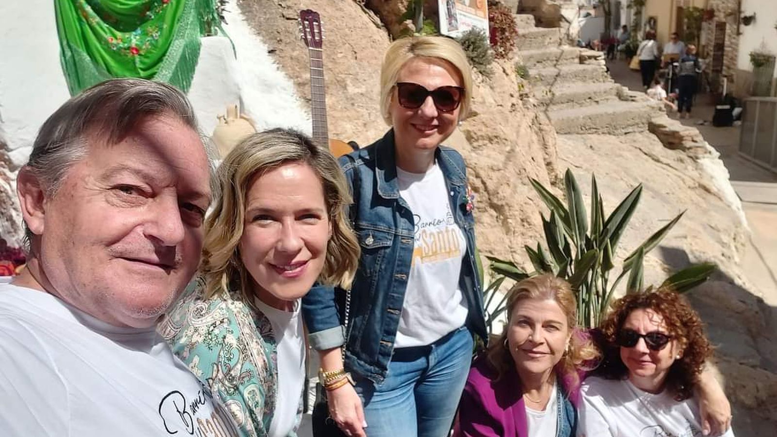 Las concejalas también han lucido la camiseta promocional junto a Ginés Valera