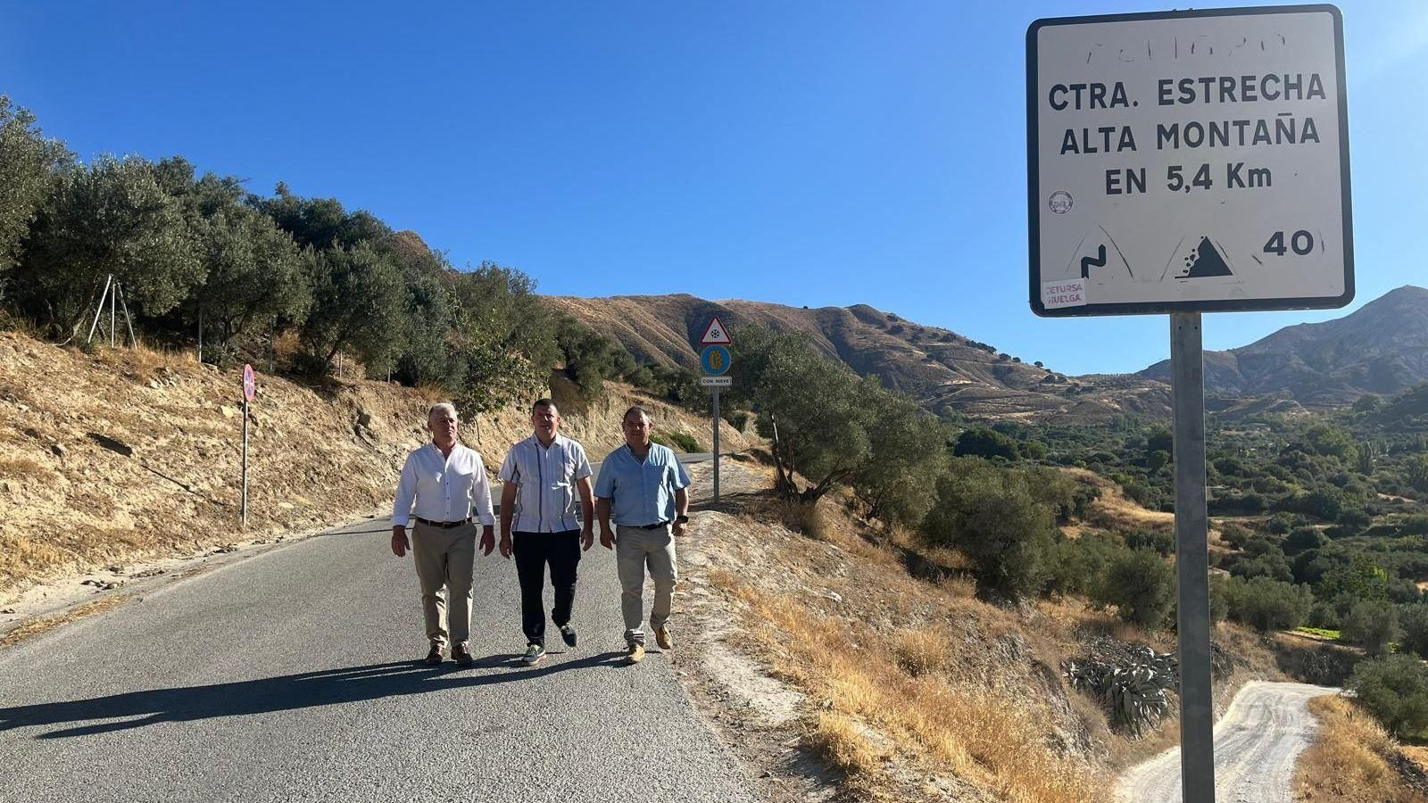 El diputado provincial José María Villegas junto al alcalde monachilero, José Morales, en la carretera El Purche