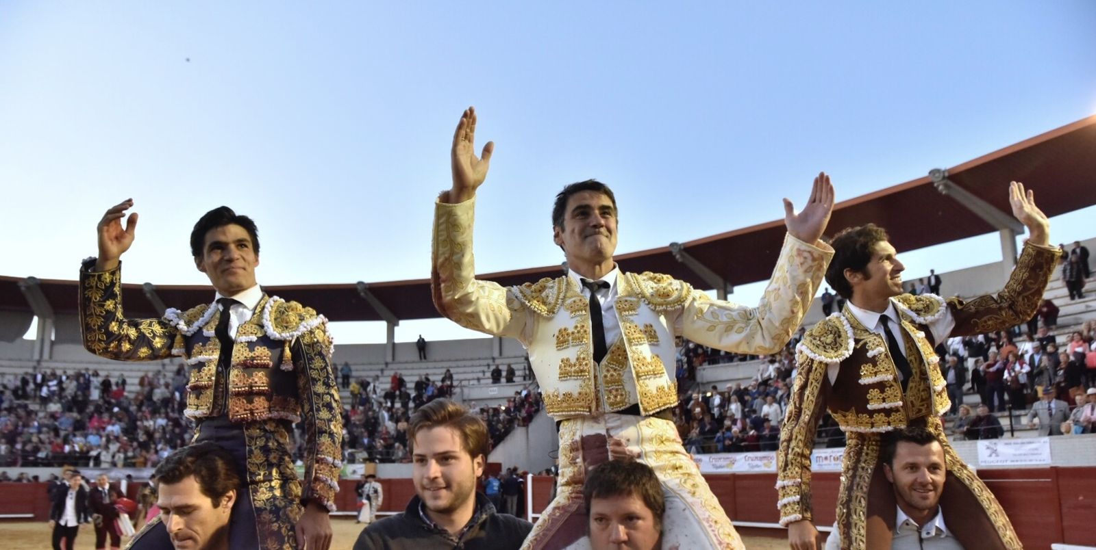 Jesulín de Ubrique, a hombros, junto a Pablo Aguado y Cayetano.