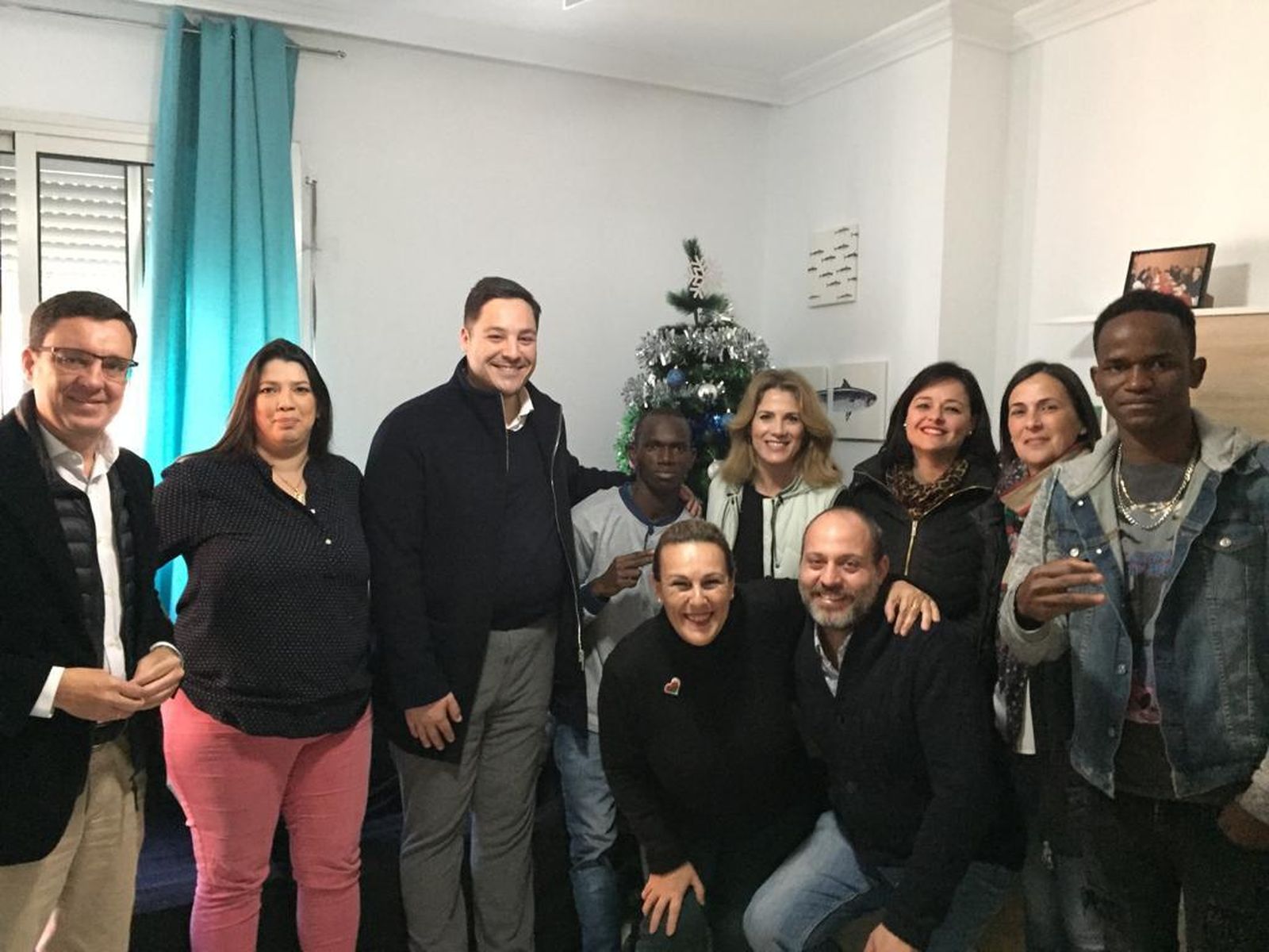 Un momento de la visita del PP a la vivienda de acogida de 'Abrázame'.