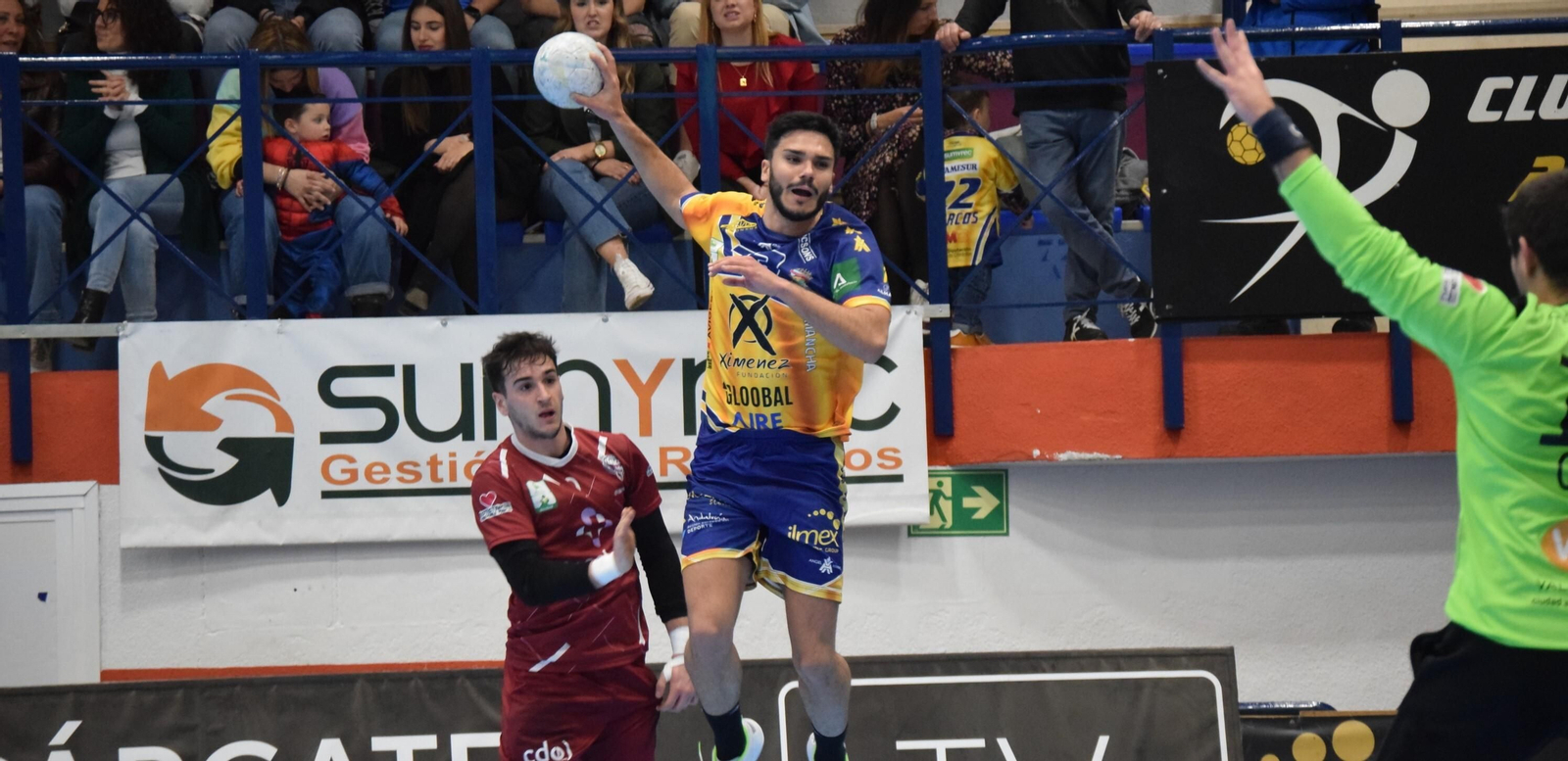 Xavi Túa lanza a la portería rival en un partido del Ángel Ximénez en Puente Genil.