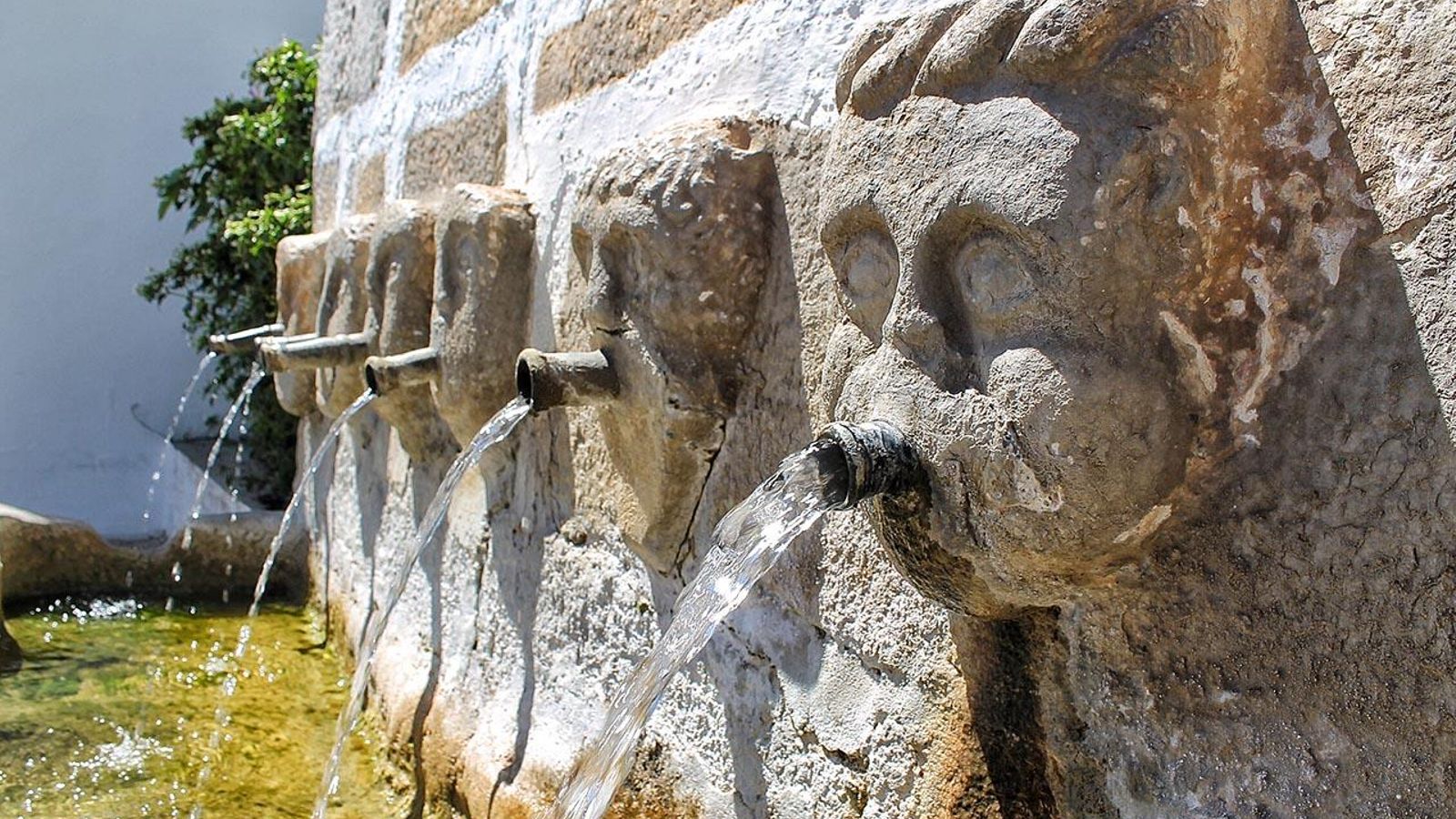 La fuente impresiona por las ocho cabezas esculpidas en piedra