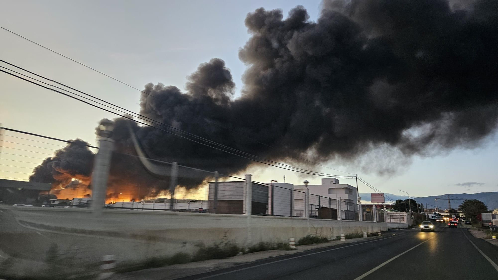 Las imágenes del incendio de la planta de reciclaje en Almería