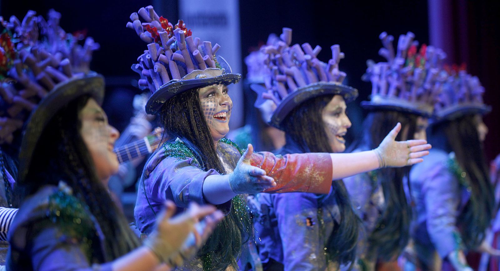 Las imágenes de la décimo sexta función de clasificatorias