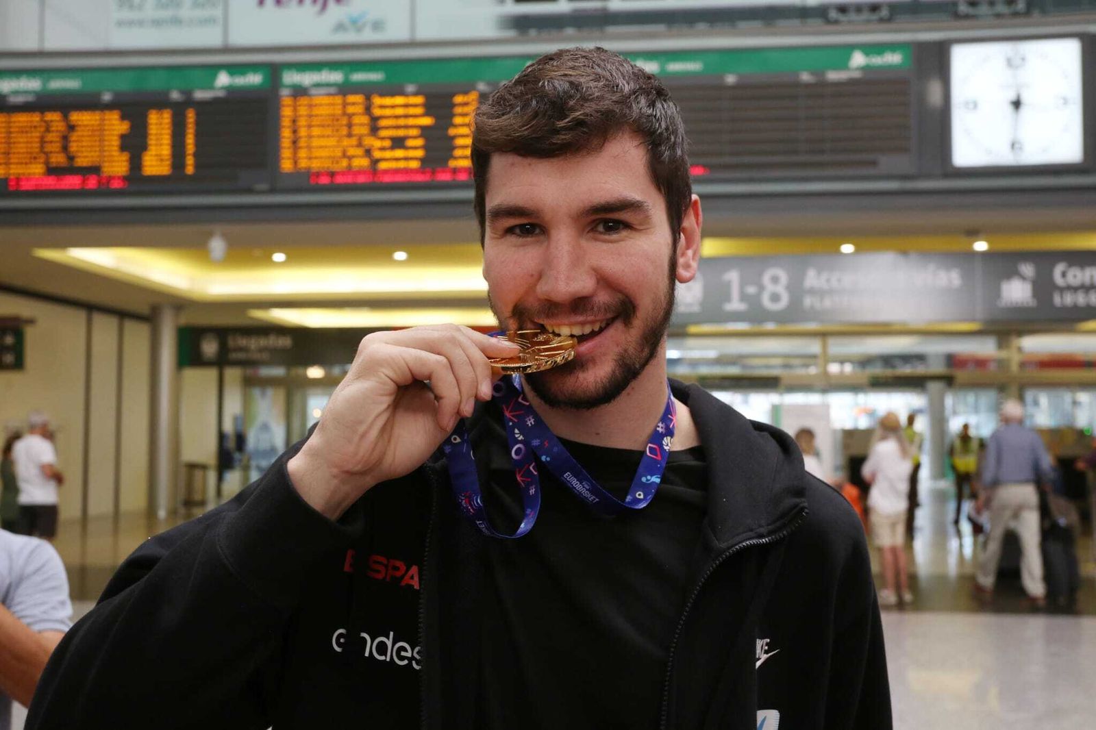 La llegada a Málaga de Alberto Díaz y Darío Brizuela con el oro a Málaga