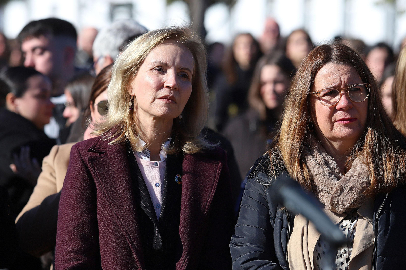 Imágenes del minuto de silencio guardado en la Universidad de Huelva en memoria de los estudiantes fallecidos en el incendio