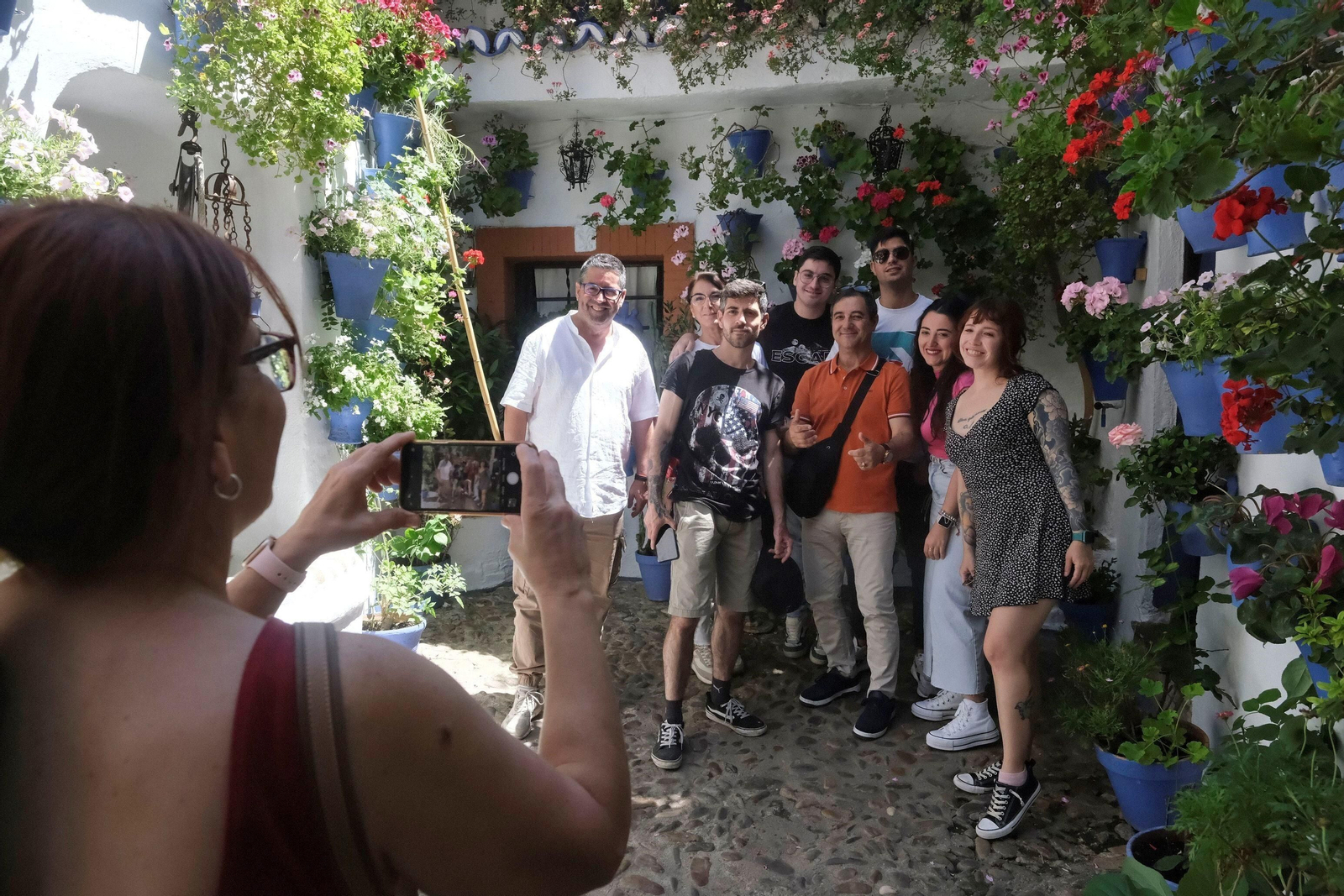 Los Patios de Córdoba se llenan de turistas en su primer fin de semana, en imágenes