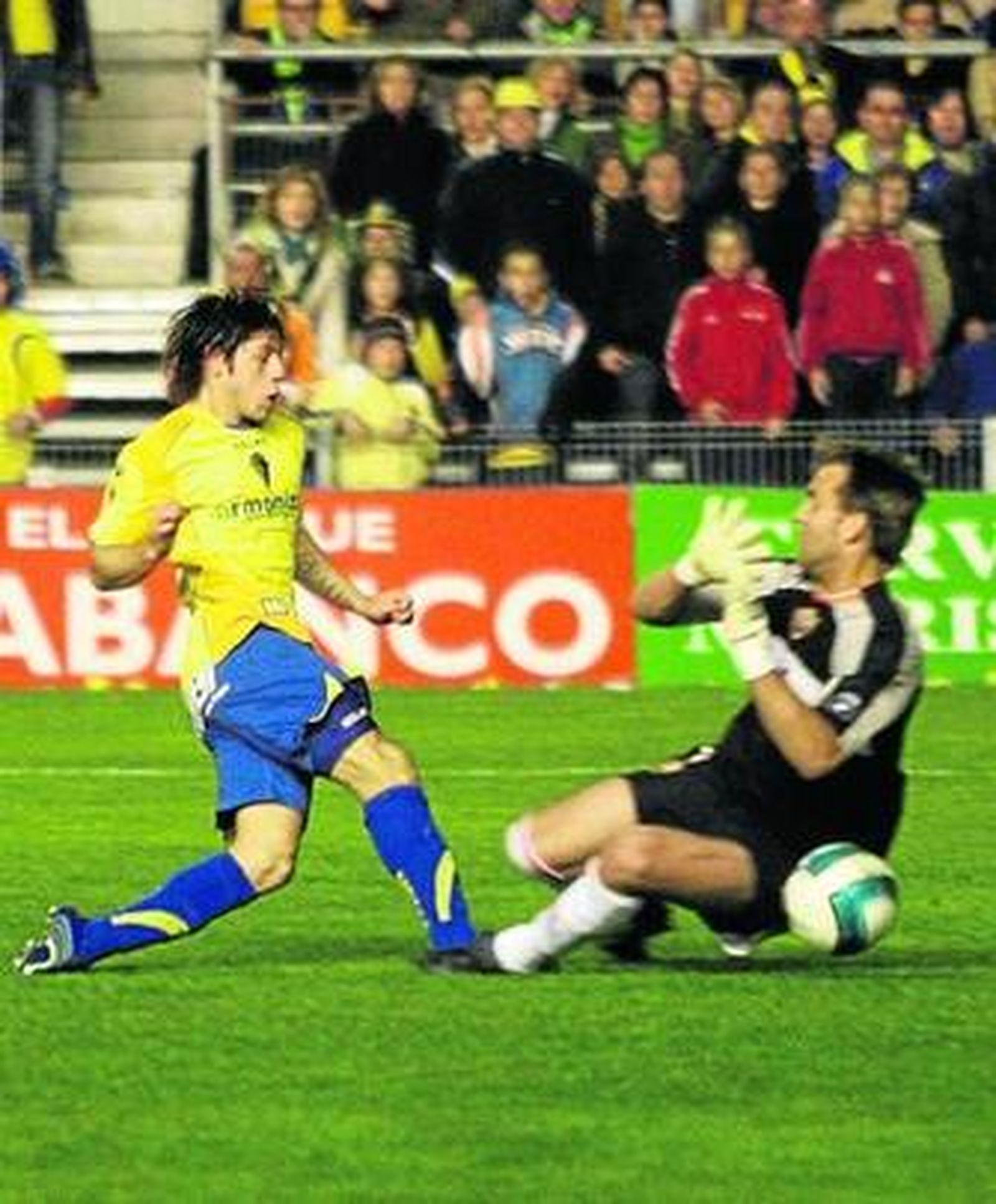 Acuña bate al meta del Almería en un choque con el Cádiz.