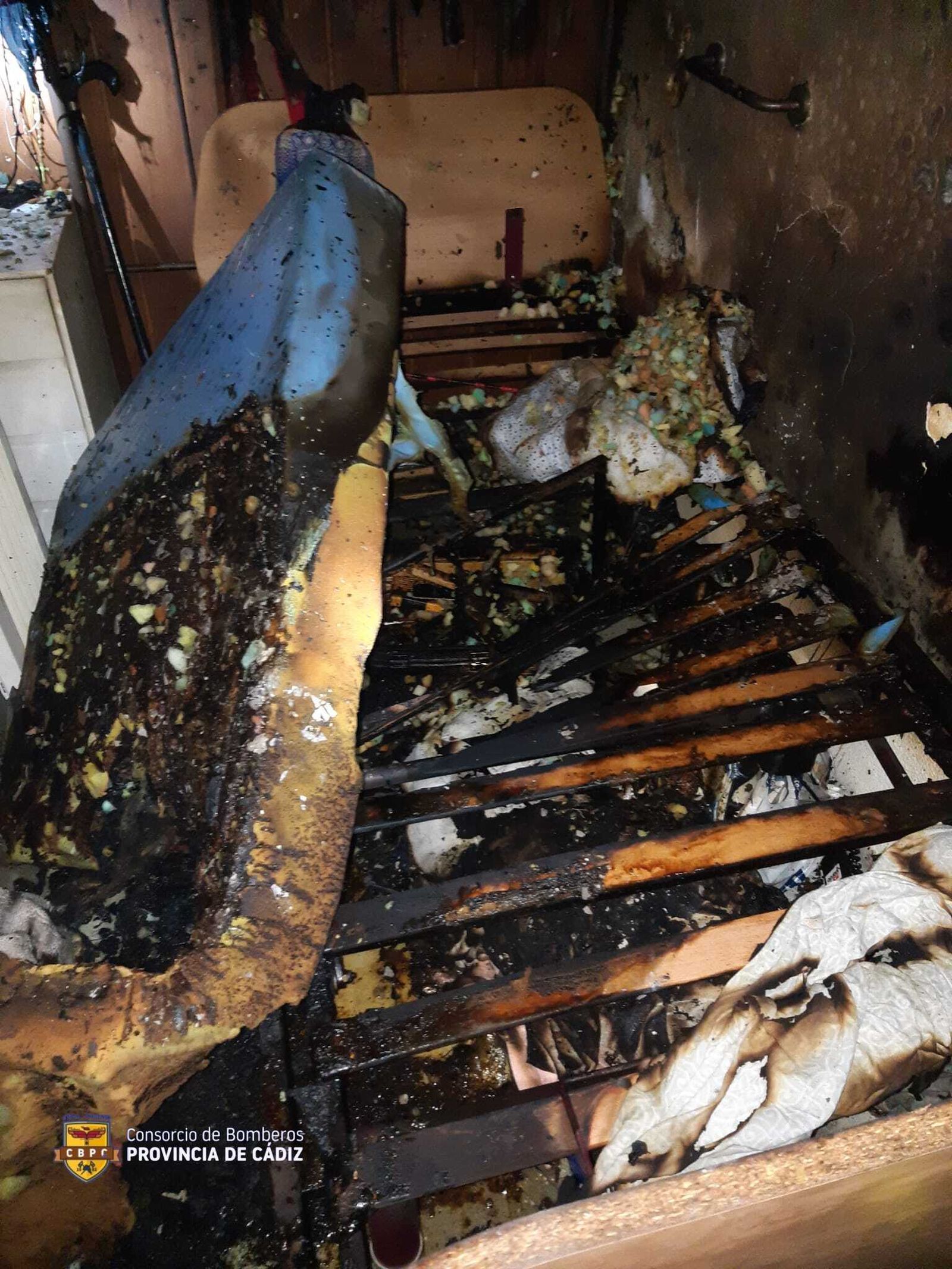 La cama afectada por el fuego.