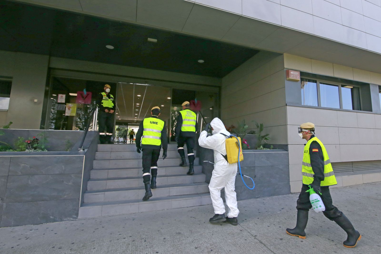 Policía Nacional junto a Infantería de Marina, y la UME en Jerez