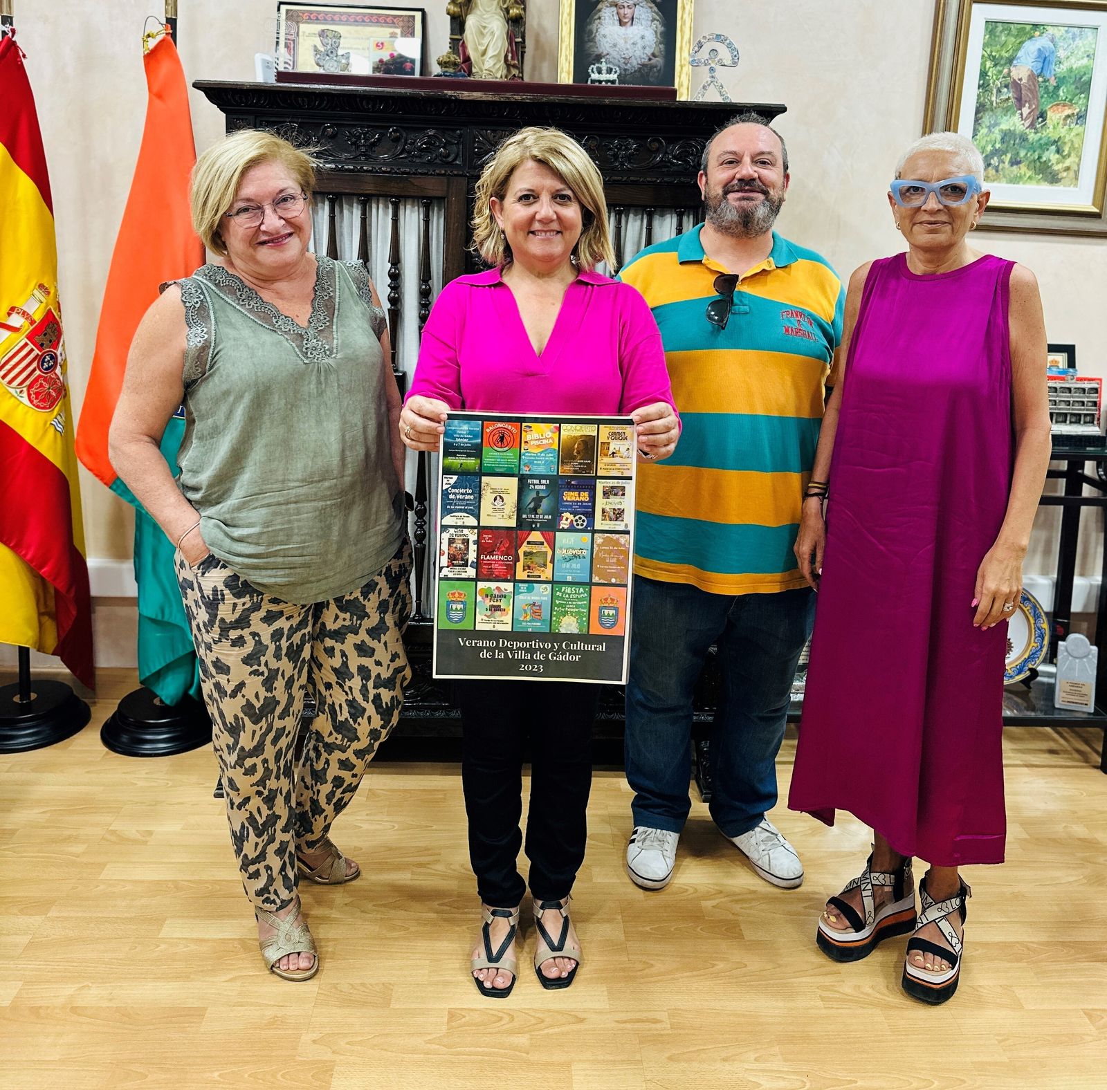 Lourdes Ramos con el cartel de la programación cultural de Gádor.
