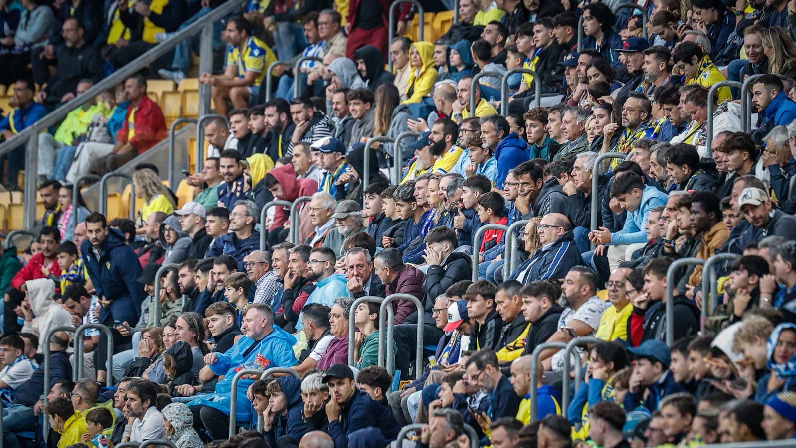 Búscate entre las imágenes del partido de futbol Cádiz CF - Málaga CF