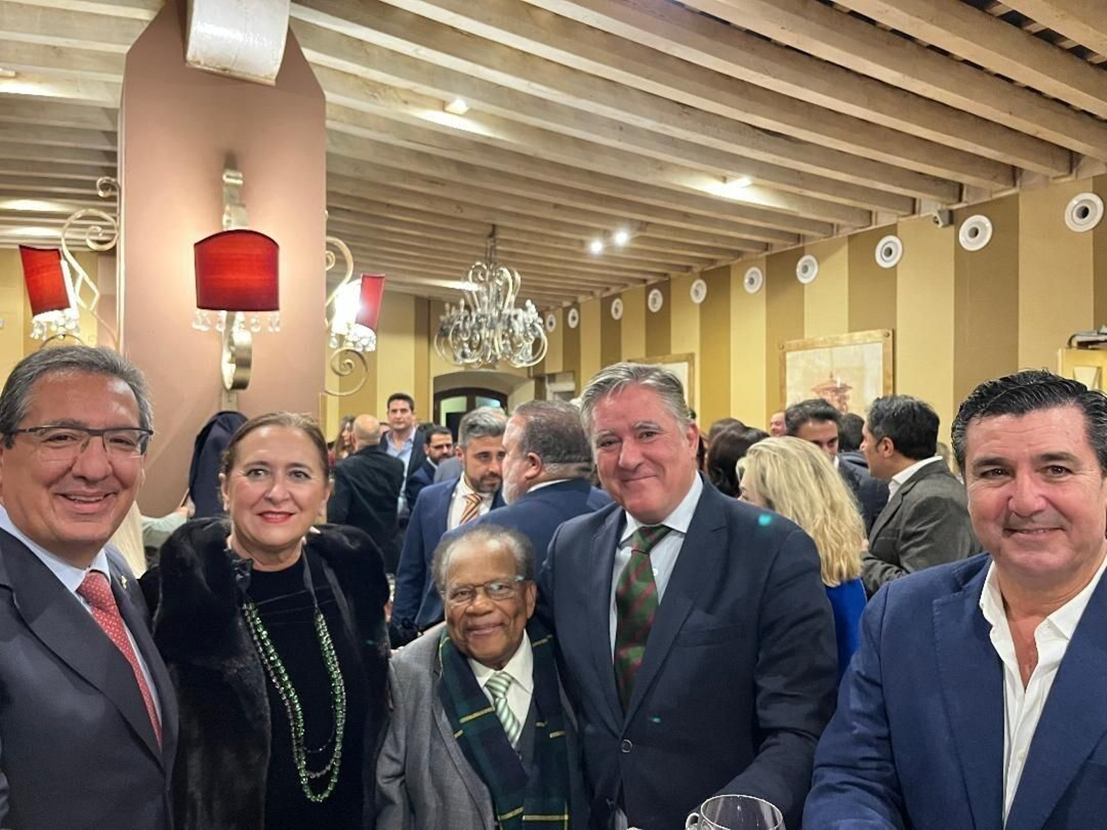 Antonio Pulido, Josefina Sainz, Fernando Souza, Manuel Estrella y Alfonso Pozuelo, durante el cóctel.