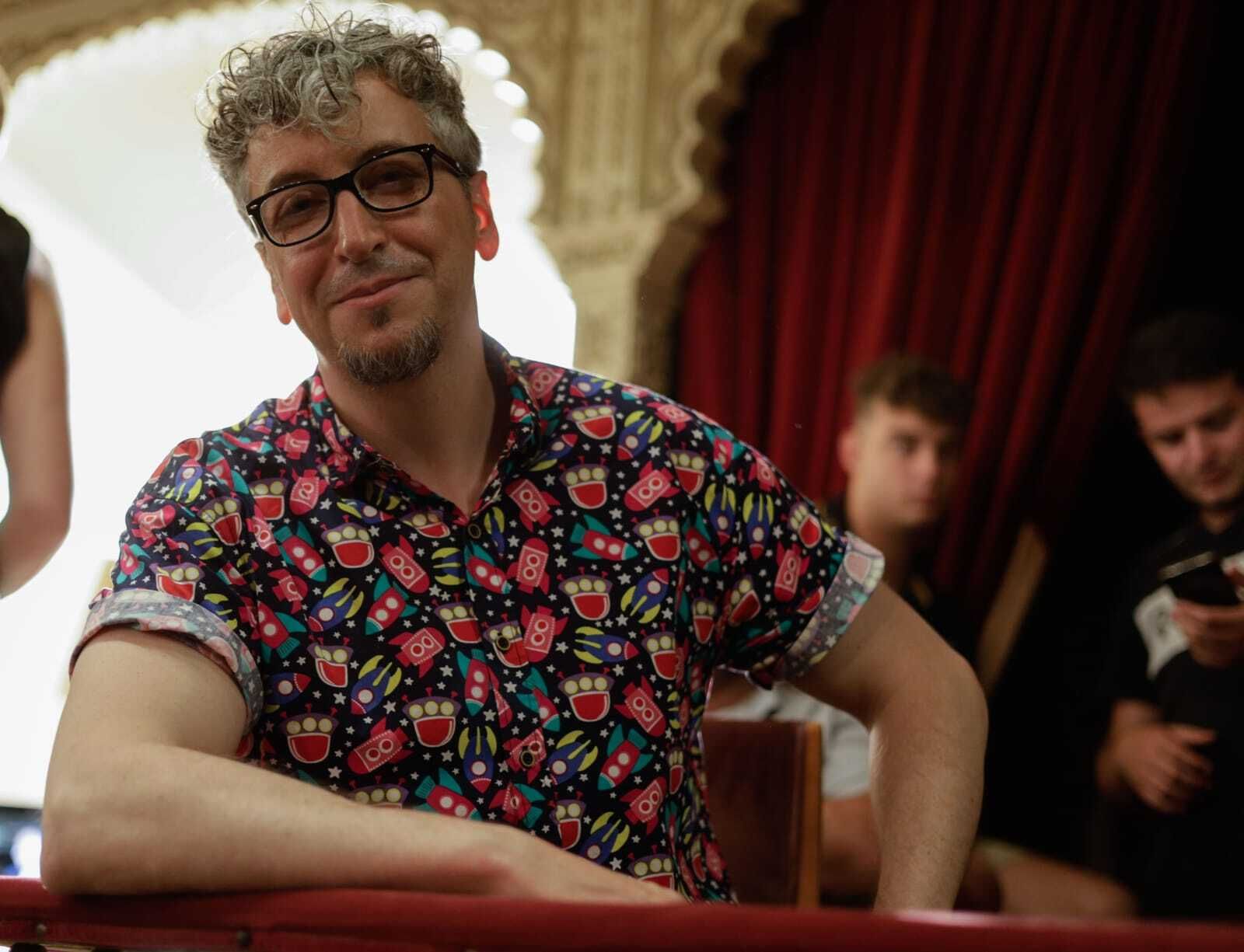 Benito Olmo posa en el Teatro Falla