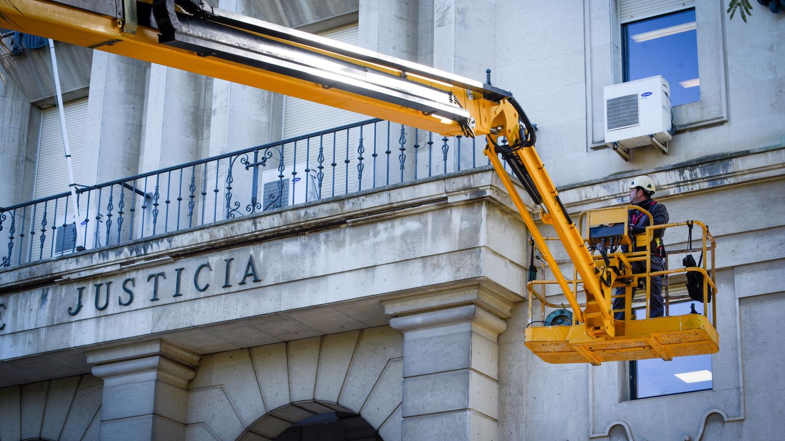 Sobre la palabra ‘Justicia’ se ve lo que se desprendió de la base del balcón y cayó a la  calle en junio.