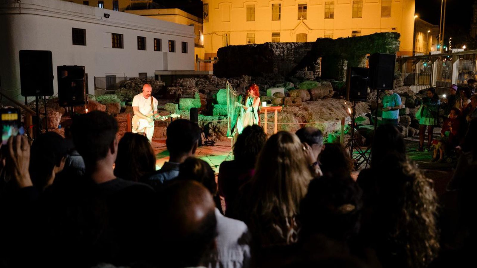 Concierto de Müsgo en la explanada junto al Teatro Romano de Cádiz.