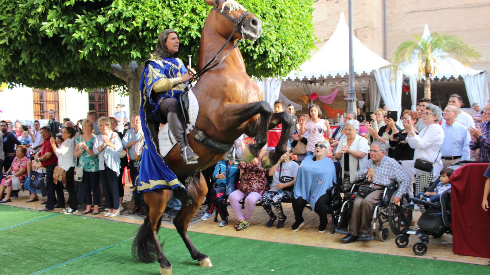 Uno de los jinetes a su paso por la Plaza Mayor.