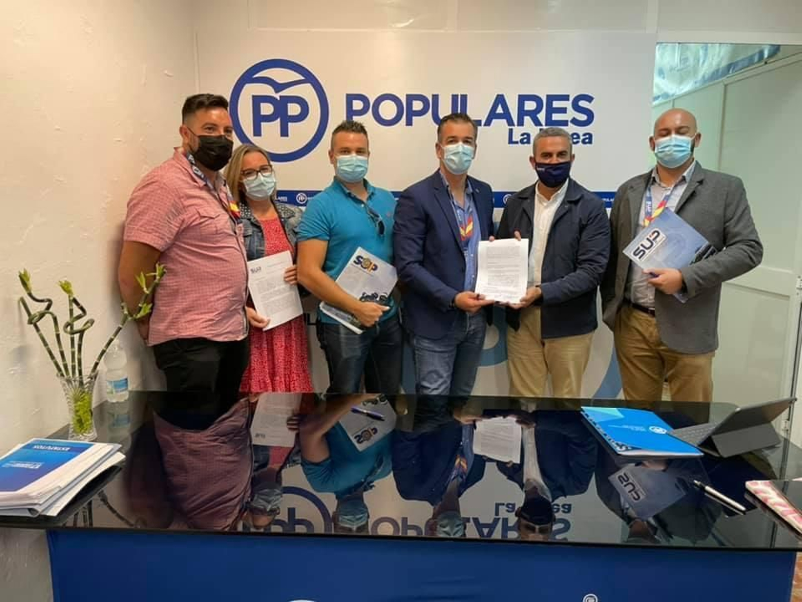 Los representantes del SUP y del PP de La Línea.
