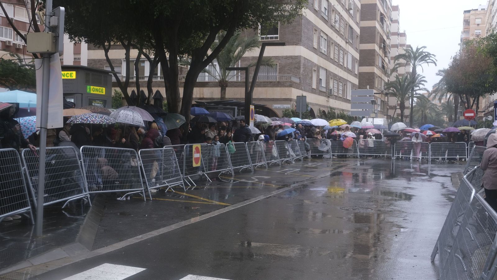 Fotografías de la cabalgata de los Reyes Magos pasada por agua en Almería