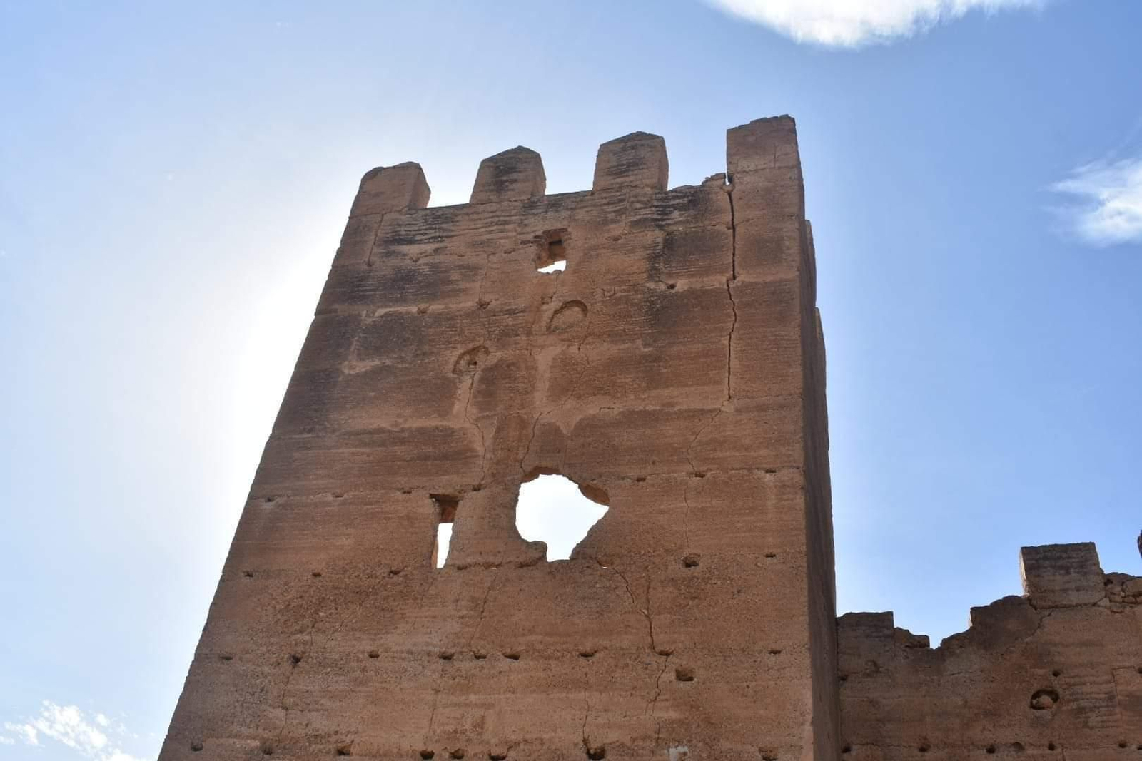 Las últimas lluvias han abierto boquetes en las troneras del torreón musulmán de San Cristóbal