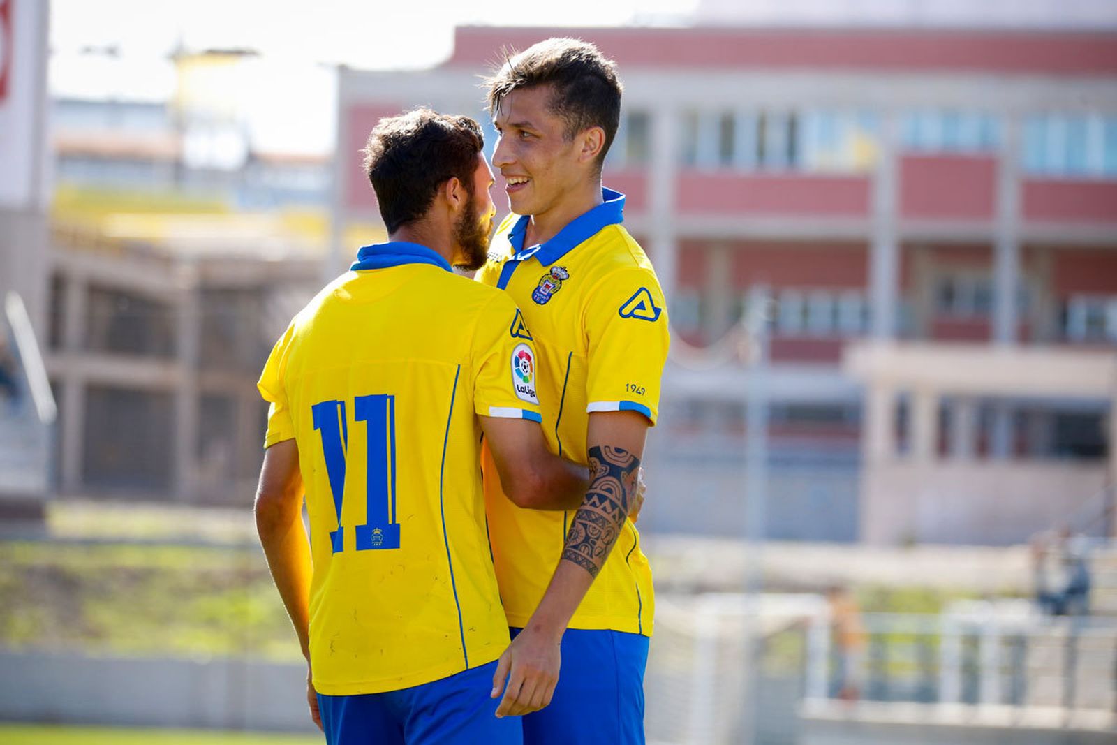 Erik Expósito (d.) celebra uno de sus tantos junto a Benito.