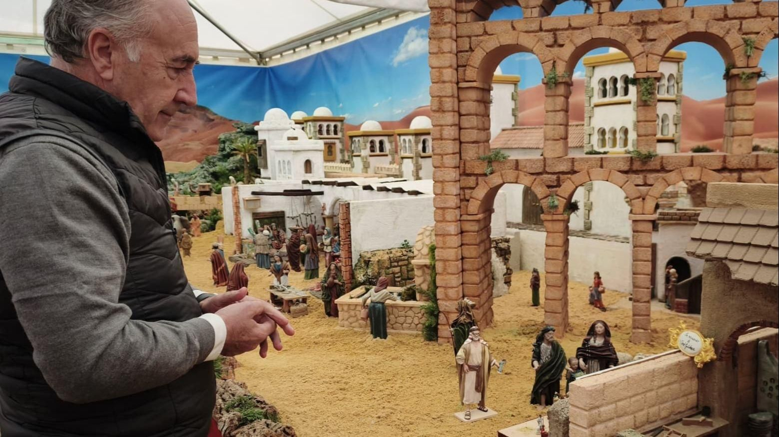 El alcalde de Algeciras inaugura el Belén Municipal en el antiguo Hospital Militar, este martes.