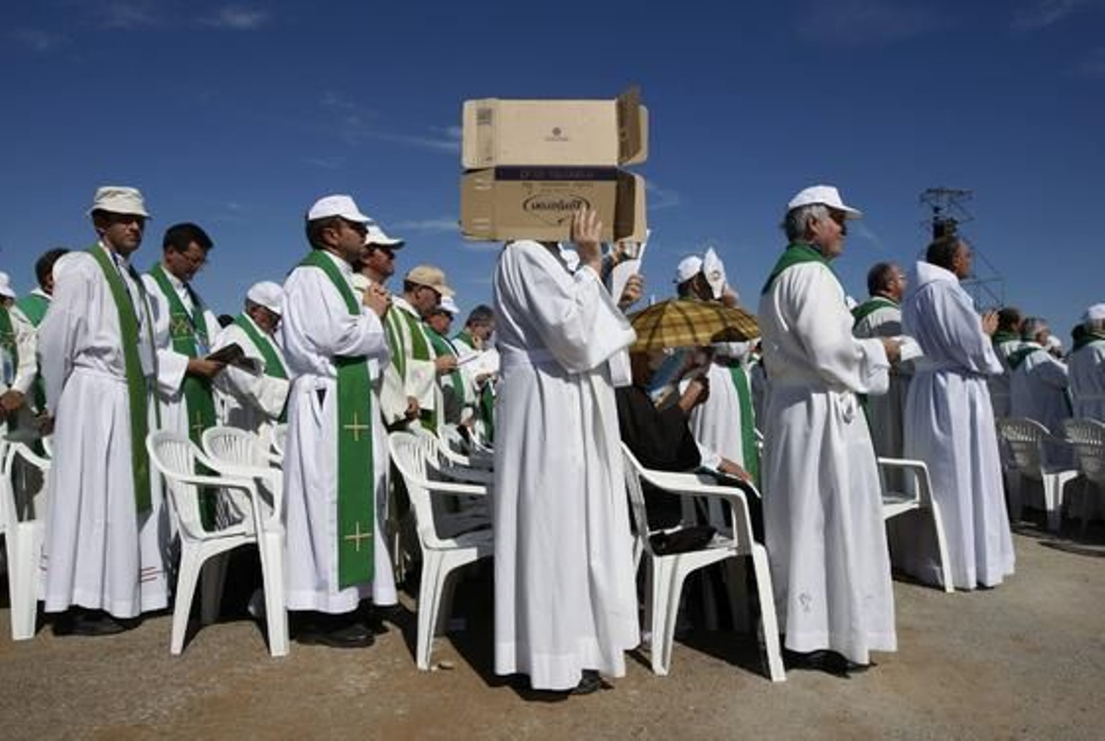 Miles de personas acuden al acto de beatificación de Fray Leopoldo en la base aérea de Armilla. / Patri Díez
