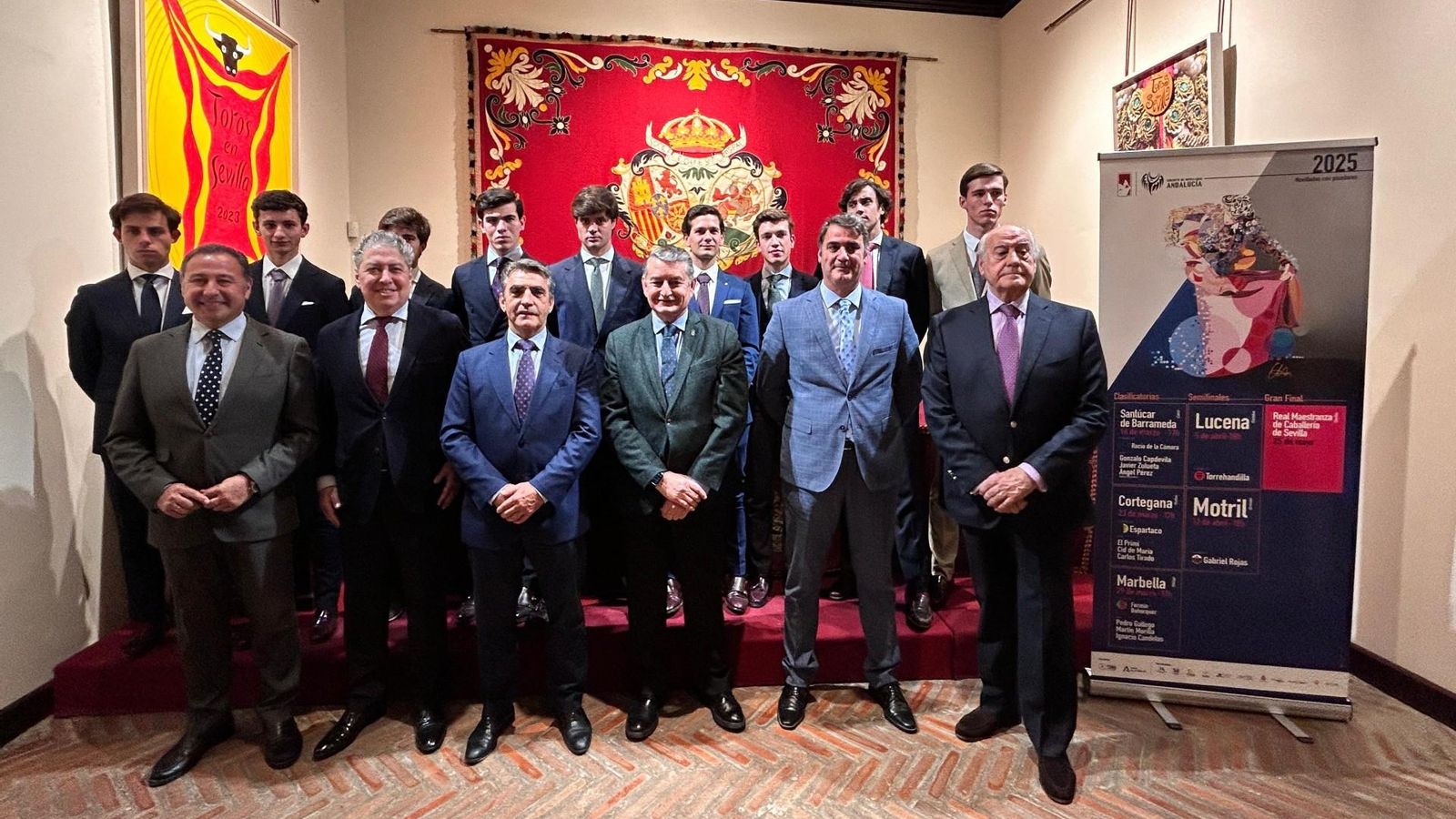 Novilleros y autoridades posan con el cartel del VI Circuito de Novilladas de Andalucía.