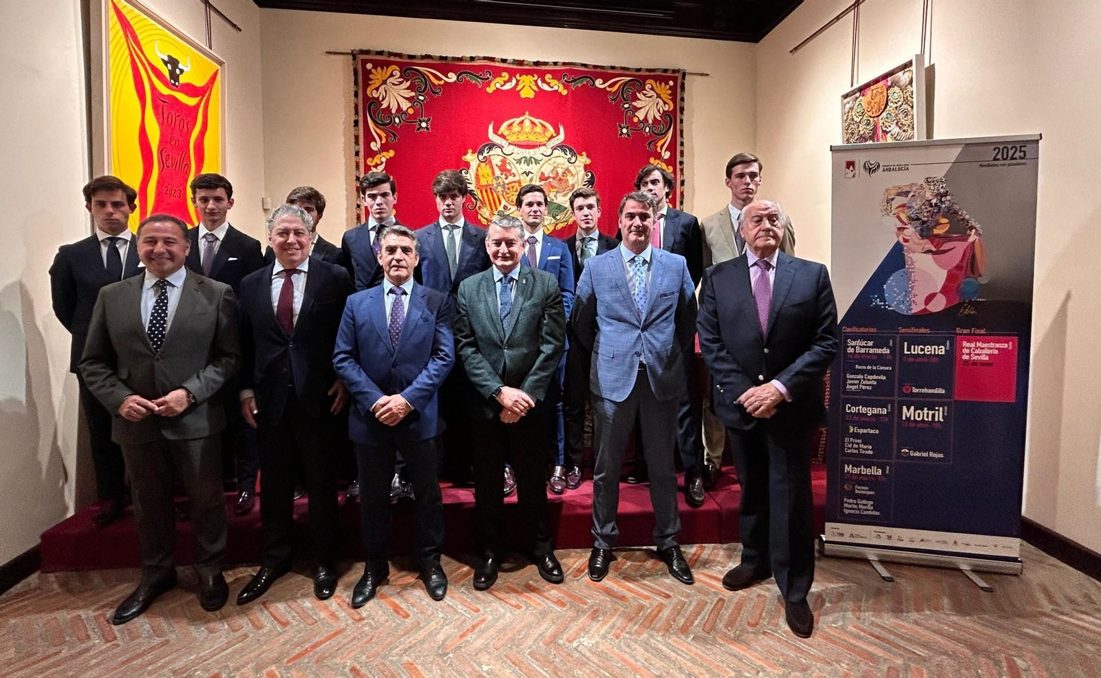 Novilleros y autoridades posan con el cartel del VI Circuito de Novilladas de Andalucía.