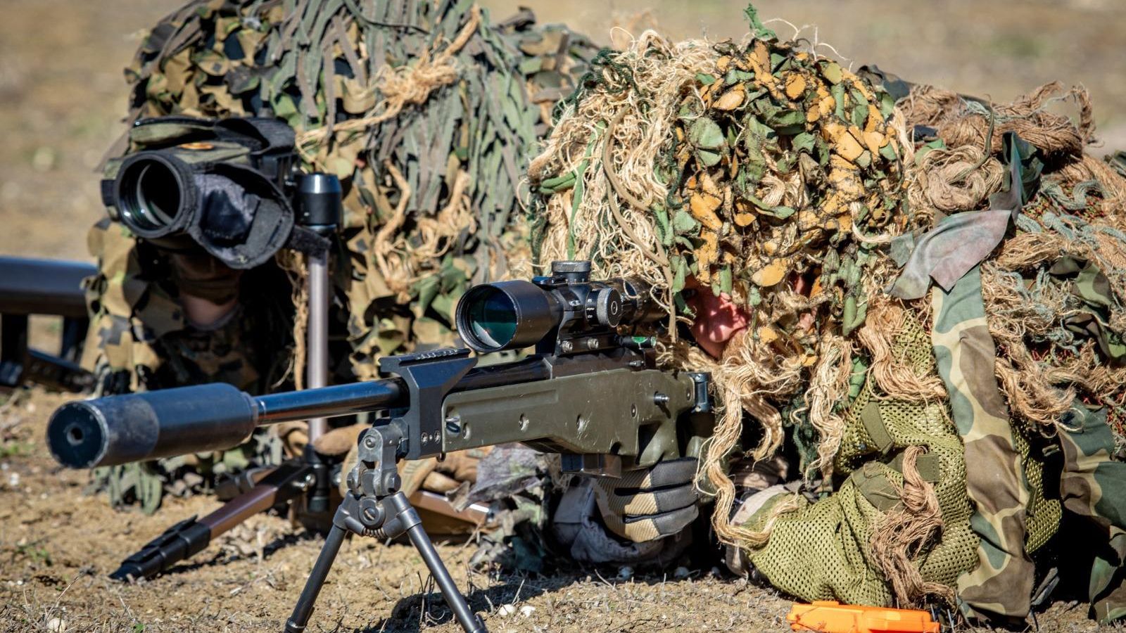 Tirador y observador camuflados.