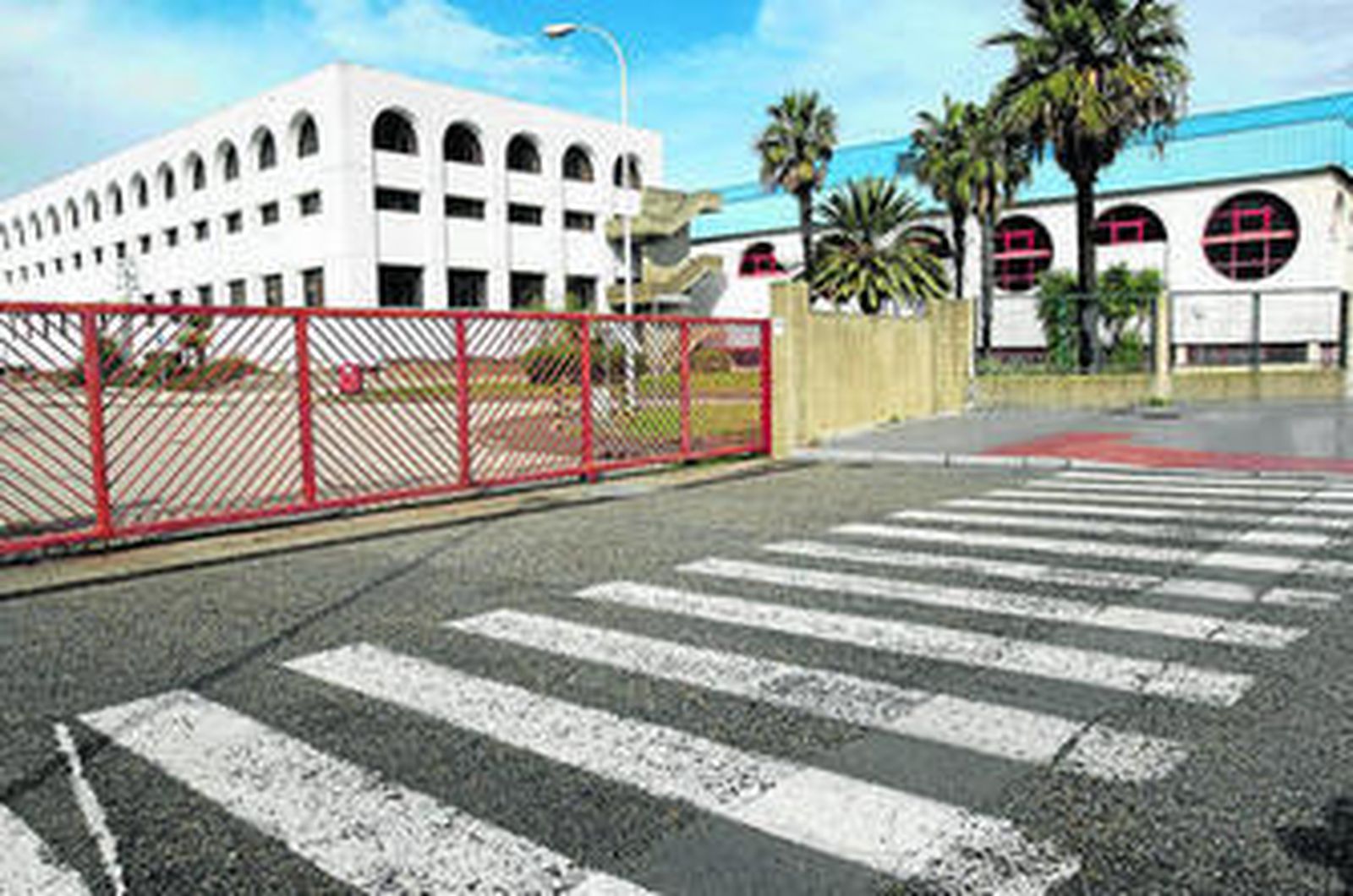 Entrada a la antigua planta de Altadis en Cádiz.