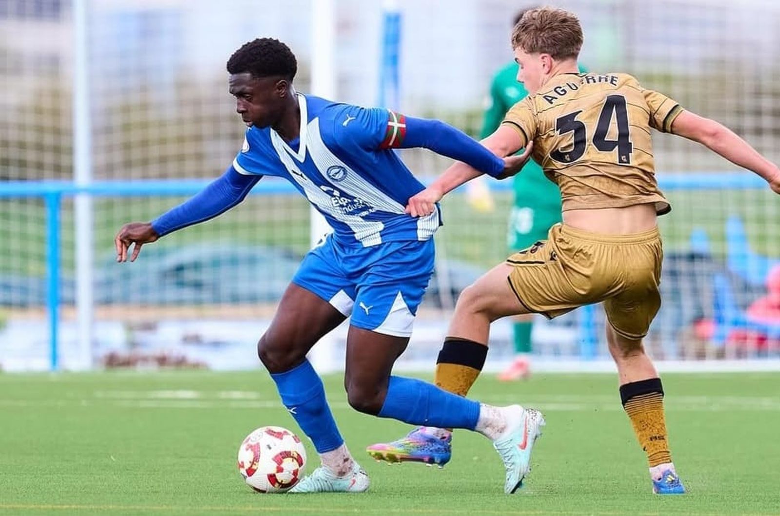 Tomás Mendes sortea la presión de un rival durante un partido de esta última temporada con el filial babazorro.