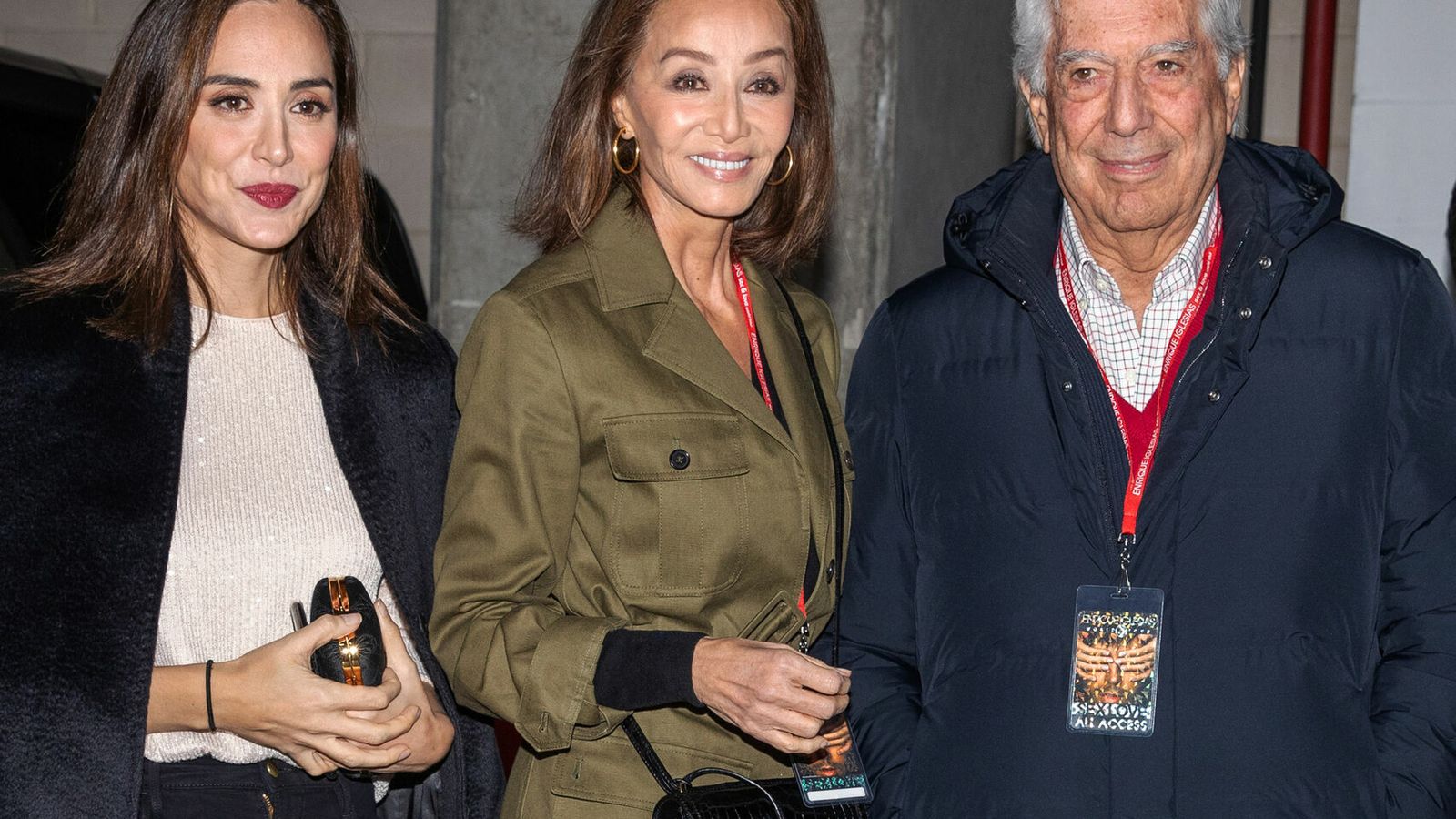De i. a dcha. Tamara Falcó, Isabel Preysler y Mario Vargas Llosa, a su llegada al concierto de Enrique.