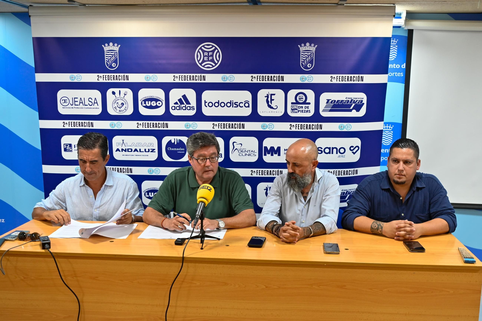 Imágenes de la firma del convenio entre Ayuntamiento y Xerez CD