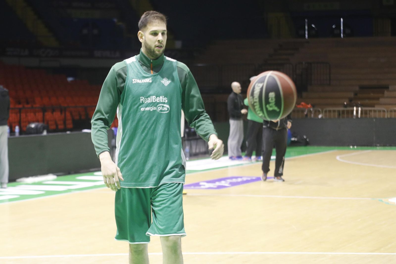 Iván Cruz se ejercita en San Pablo durante un entrenamiento del Betis Energía Plus.