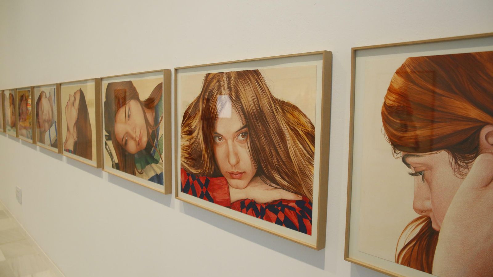 Varios retratos de mediano tamaño expuestos.