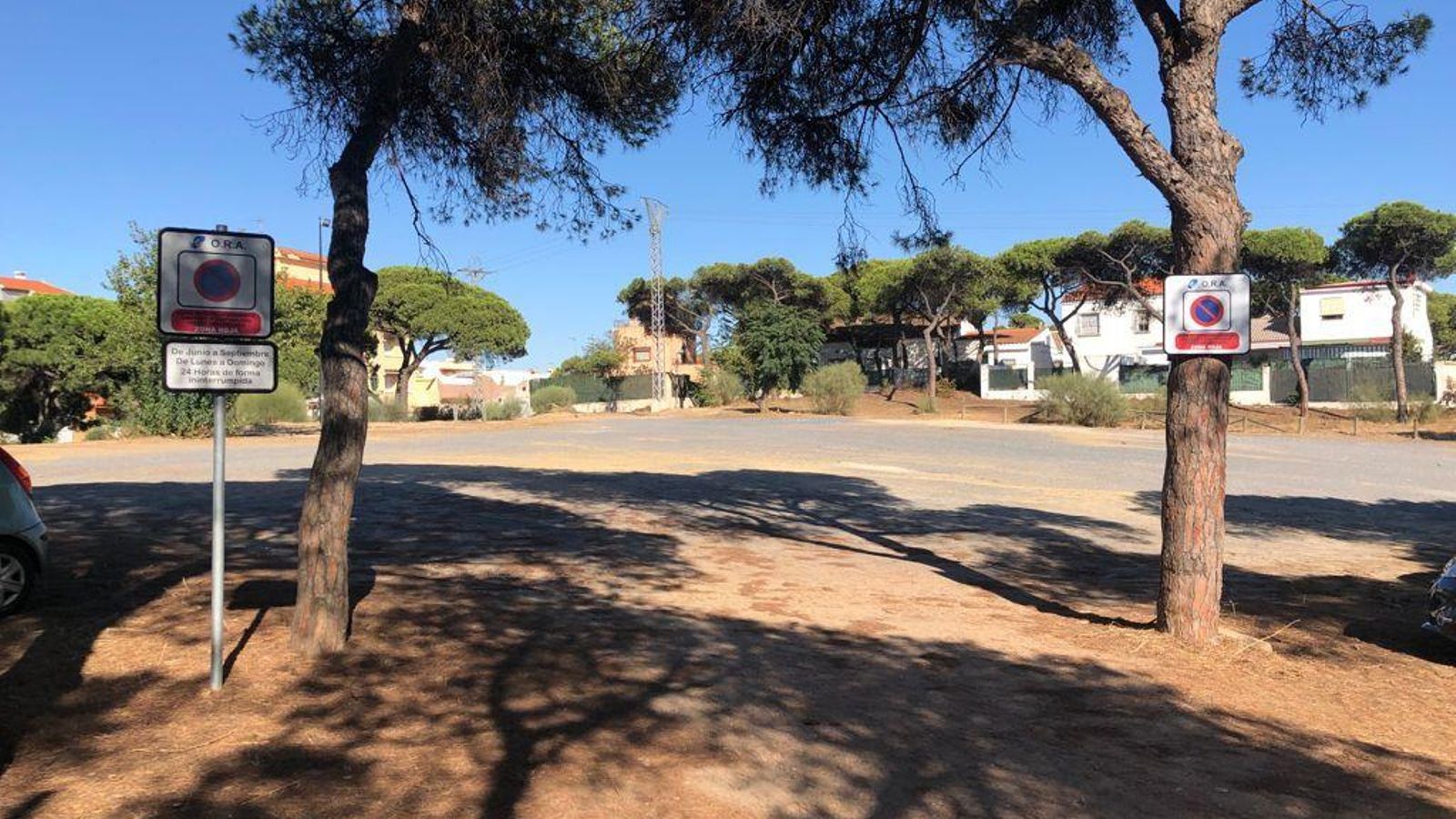 Las dos señales de Zona Roja ORA colocadas por el Ayuntamiento de Punta Umbría en los dos pinos de acceso al descampado desde la calle Sol y Mar con entrada por la Avenida del Océano.
