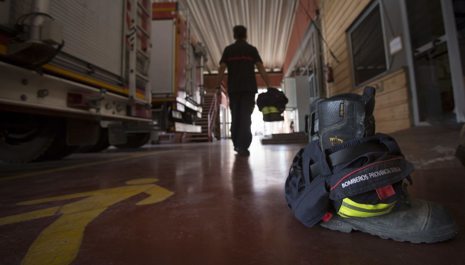 Botas y pantalones preparados en el parque de Mairena del Aljarafe.