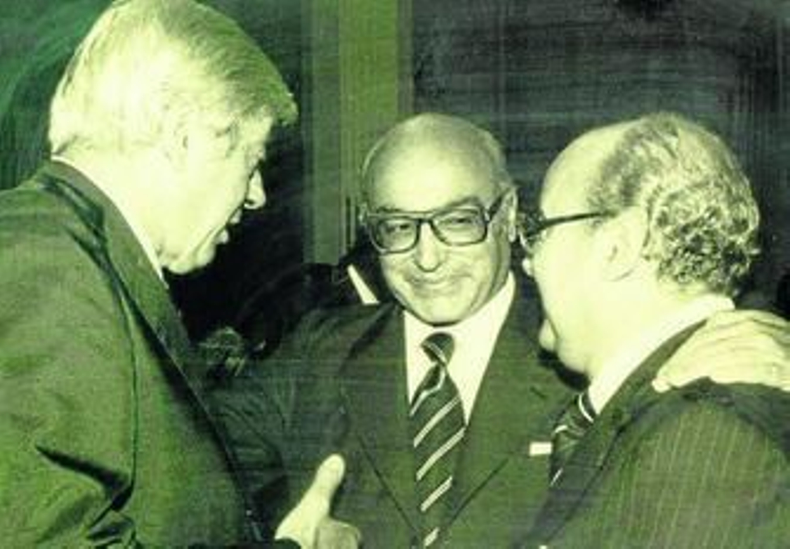 Luca de Tena recibe la medalla de la Comunidad de Madrid en 2003.