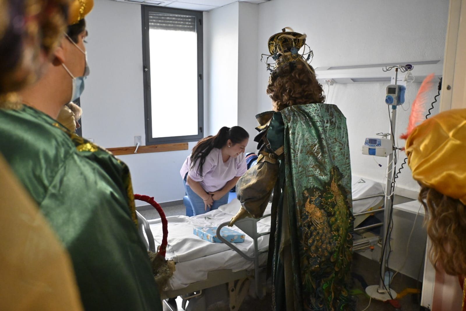Los niños del Hospital Juan Ramón Jiménez de Huelva reciben la visita de los Reyes: las fotografías del emotivo momento
