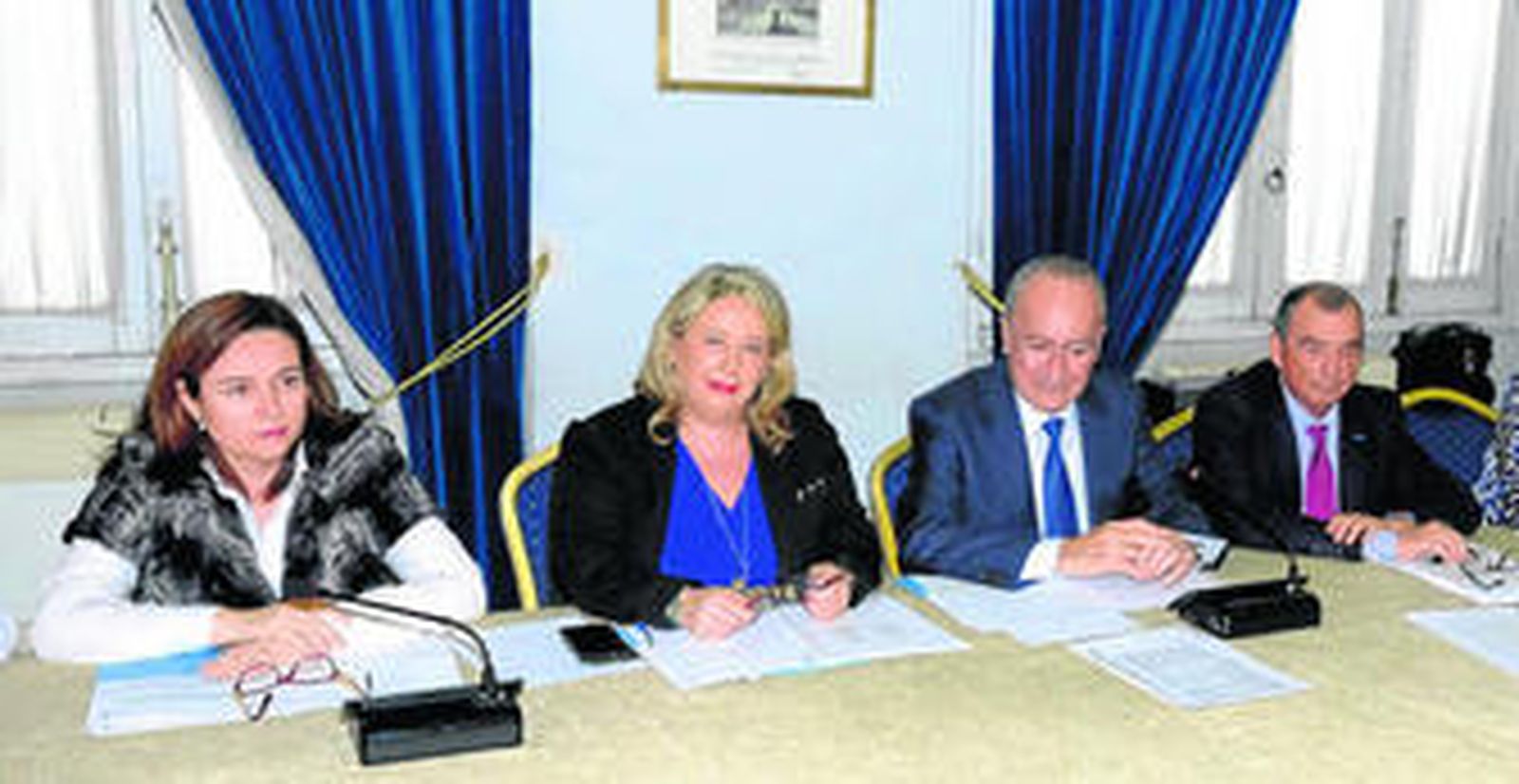 Fátima Salmón (centro) junto al alcalde de Málaga.