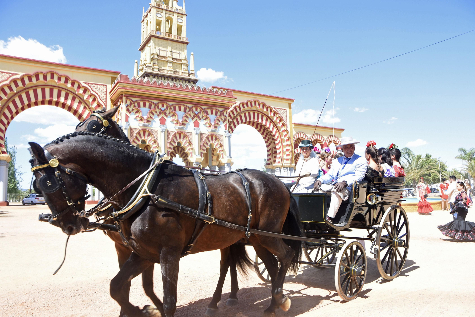 Varias personas en un coche de caballos en la Feria de 2019.