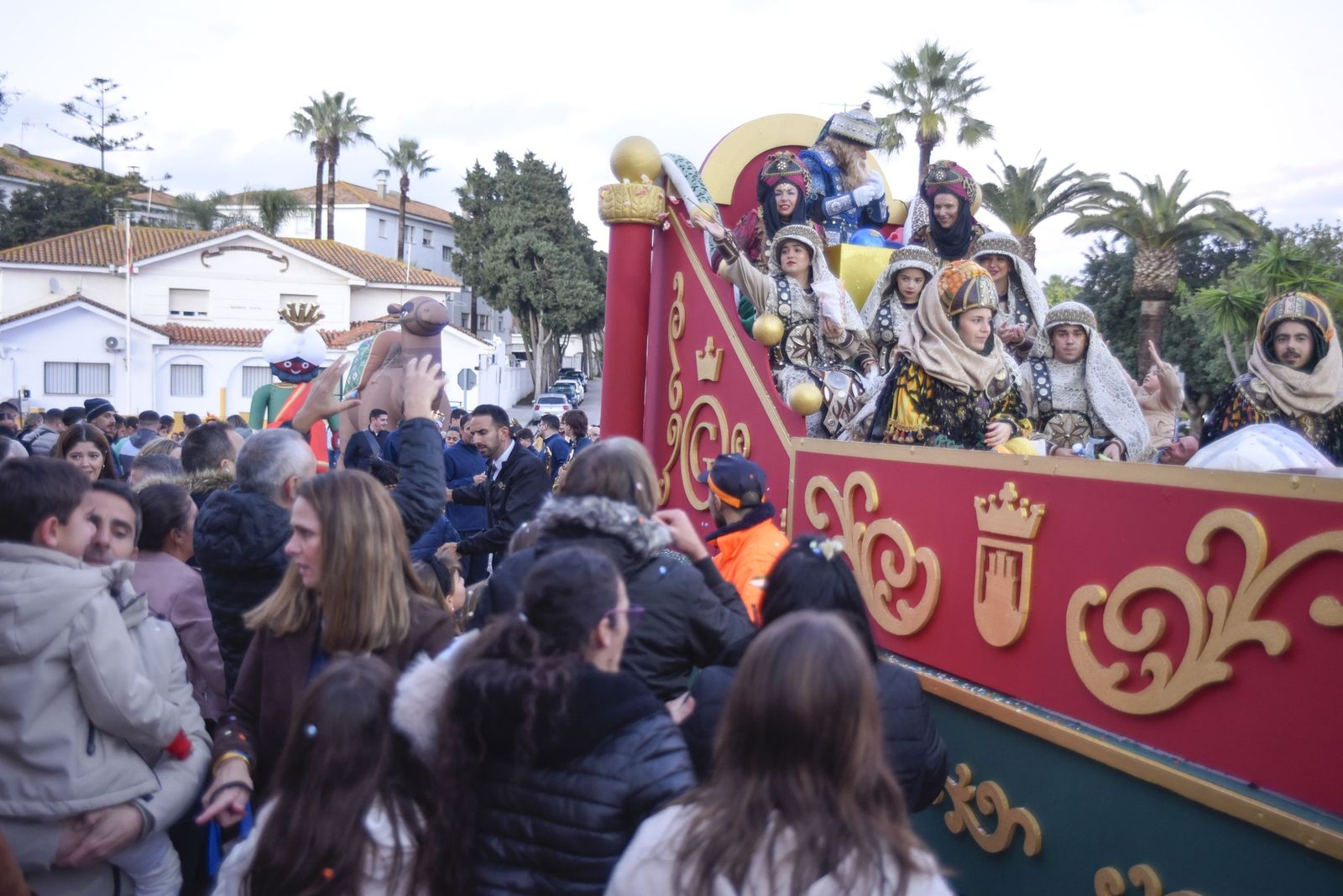 Búscate en las fotos de la cabalgata de Reyes Magos 2026 en San Roque