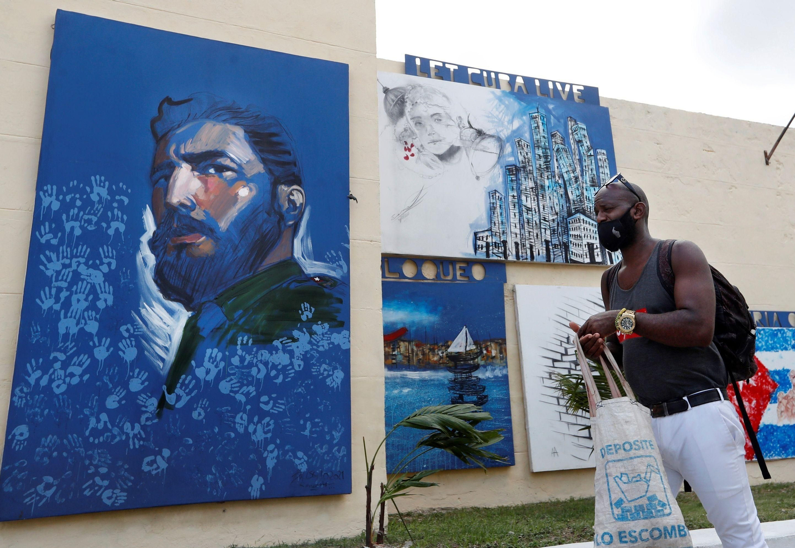 Un hombre caminando frente a una pintura de Fidel Castro el miércoles en una calle de La Habana.