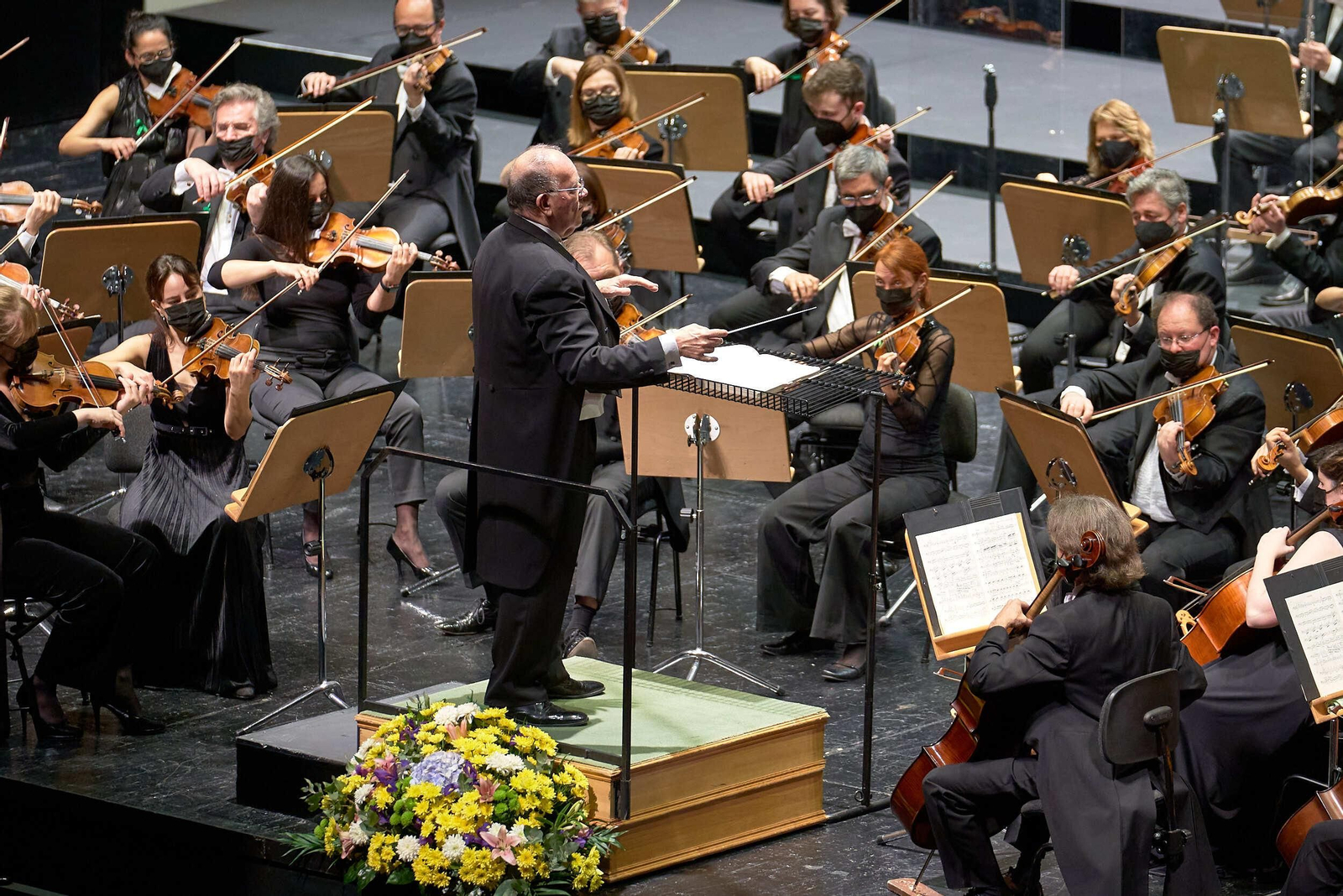 Marc Soustrot dirigiendo Brahms a la ROSS en el Maestranza.