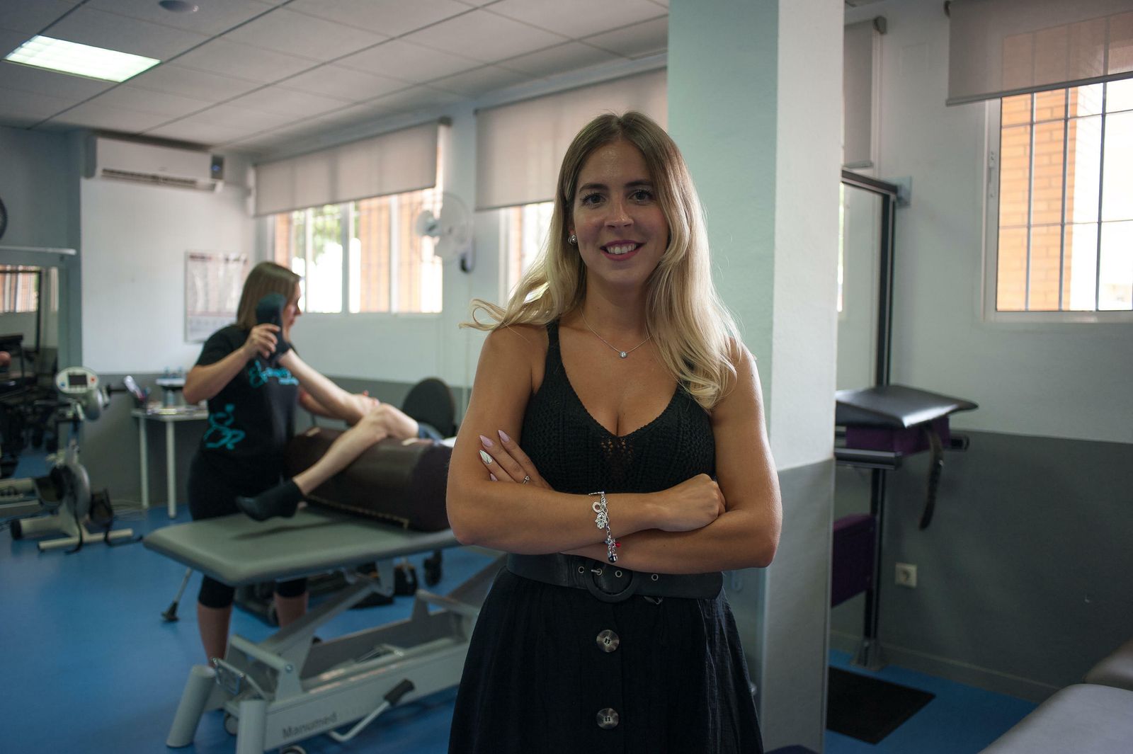 Isabel Vega en una de las salas de rehabilitación de Aspaym en Málaga
